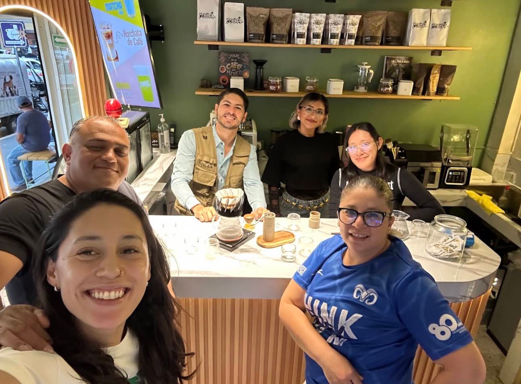 El equipo de Bengala con clientes en la barra